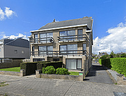 West-Vlaanderen - Patrimoniumvennootschap te koop met opbrengsteigendommen en grond