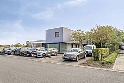 Roeselare - Patrimoniumvennootschap met kantoor op ca. 5.363 m² in 'Zone voor KMO en dienstverlening'