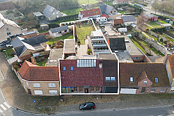 BEVEREN AAN DE IJZER: Ruim handelspand met tal van mogelijkheden en ingerichte woonst in het schilderachtige Beveren aan de IJzer op 11a 50ca grondopp.