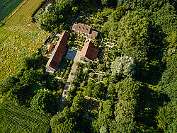 Jabbeke - Landelijke B&B met bijgebouwen en unieke aangelegde tuin met weiland