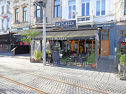 Antwerpen - Recentelijk gerenoveerde en volledig ingerichte taverne/café met groot terras schuin over  de gotische "Onze-Lieve-Vrouwkathedraal